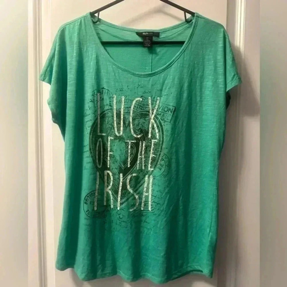 Medium LUCK OF THE IRISH Style & Co Tee - Picture 1 of 13